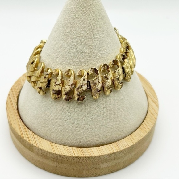 Vintage Monet Matte Gold Tone Wavy Textured Quality Rare Safety Chain Bracelet - Picture 1 of 13